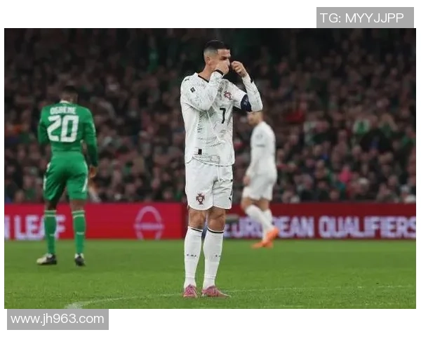 球迷疯狂冲进场内竟然抢走C罗球衣引发热议