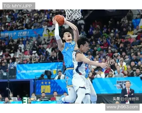 福建男篮与天津男篮激战正酣谁能在赛场上笑到最后